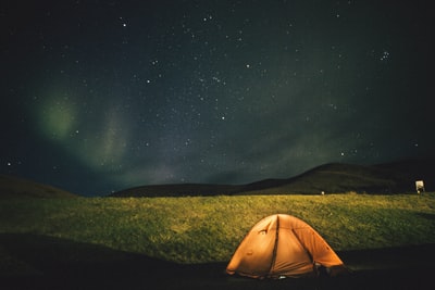圆顶帐篷下草地上的星星
